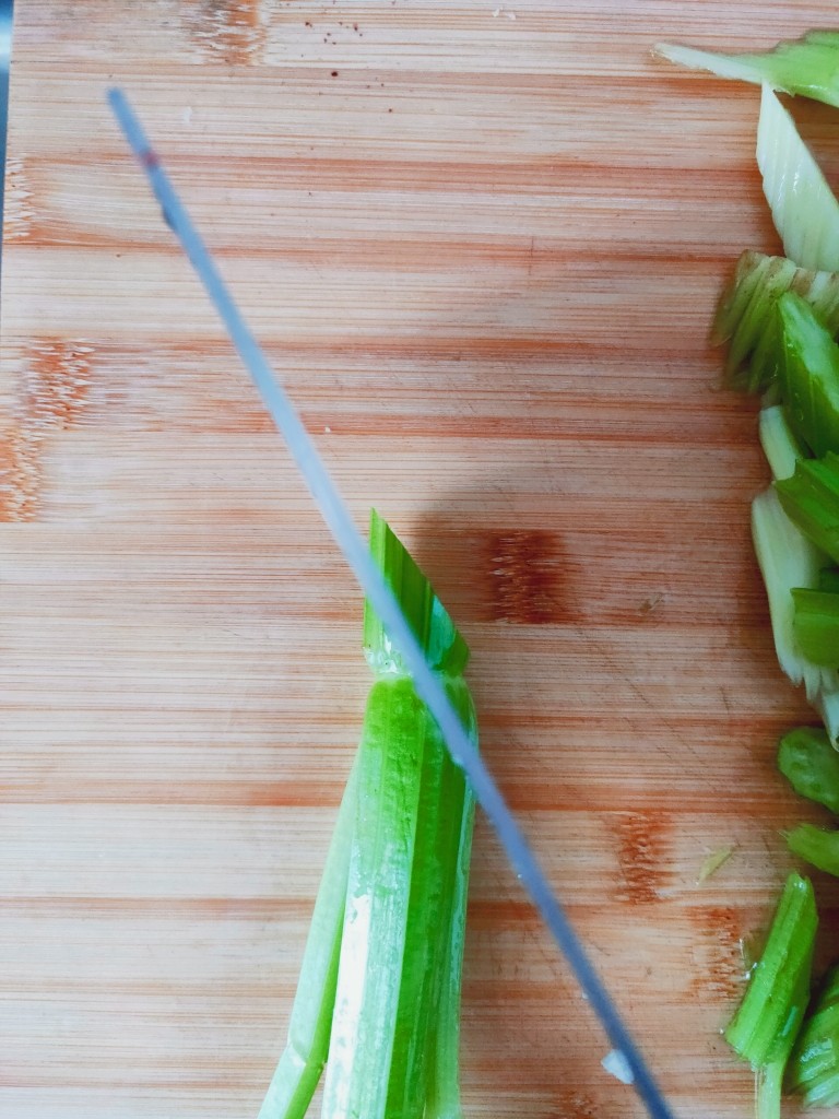 芹菜的切法斜切图片