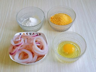 黄金鱿鱼圈,准备食材，鸡蛋磕入碗中，用筷子打散。