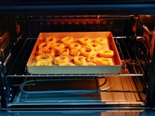 黄金鱿鱼圈,入烤箱中层，上下180度烤20分钟。(烤箱时间及温度仅供参考)