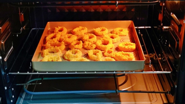 黄金鱿鱼圈,入烤箱中层，上下180度烤20分钟。(烤箱时间及温度仅供参考)
