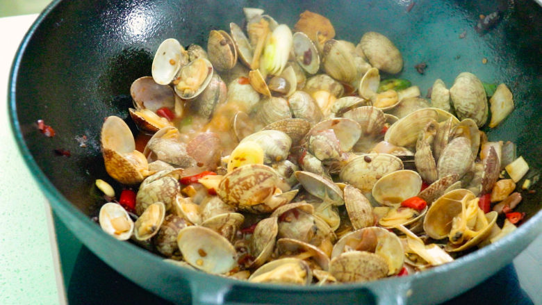 麻辣花蛤,继续翻炒一会儿，麻辣鲜香，美味挡不住的麻辣花蛤就做好了