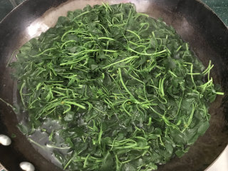 野菜的保存方法,把苜蓿菜也放至开水锅中，汆烫至变软断生后捞出