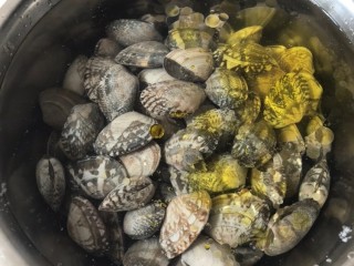 麻辣花蛤,买新鲜花蛤，加少许盐，油，泡二个小时，把沙子吐干净