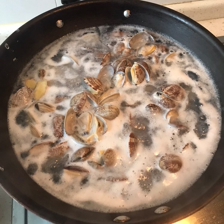 麻辣花蛤,水开煮2分钟