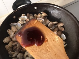 麻辣花蛤,加入适量蚝油翻炒