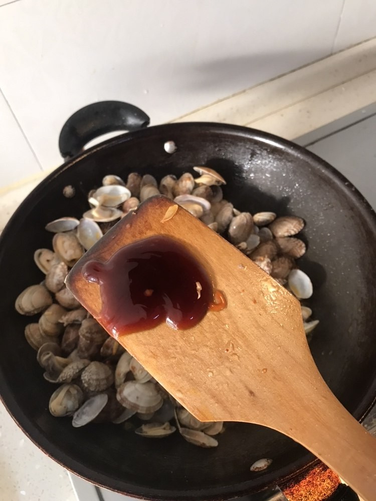 麻辣花蛤,加入适量蚝油翻炒