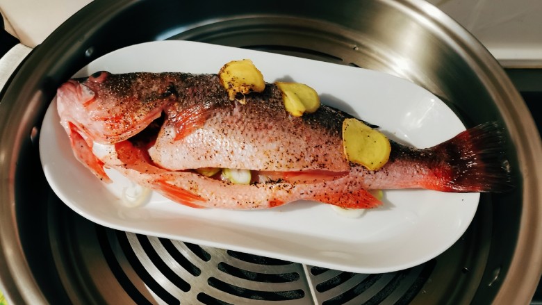 葱油鲈鱼,蒸锅水烧开 将鱼放上蒸锅 大火蒸6分钟