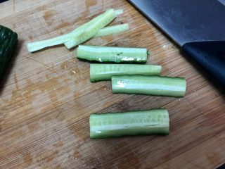 酸辣黄瓜条,黄瓜切五公分左右的段，一分为四，切掉黄瓜瓤，黄瓜瓤水分多，不够脆