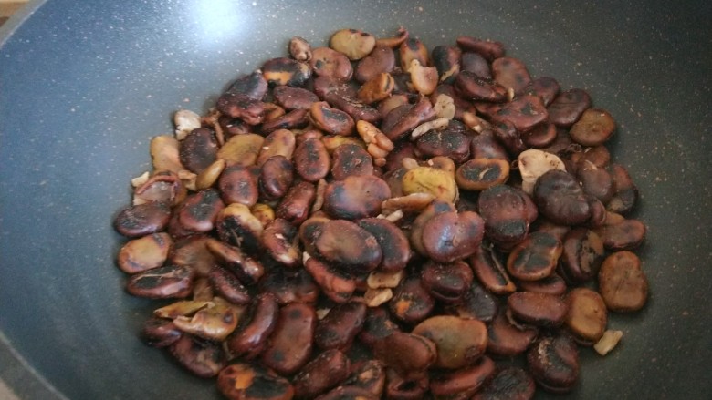 油焖蚕豆,放入锅中干锅炒熟。