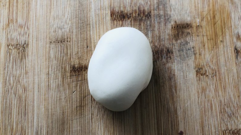 土豆馒头,用手把面团随意捏成像土豆一样的形状，面团接近土豆的形状就成随意一些。