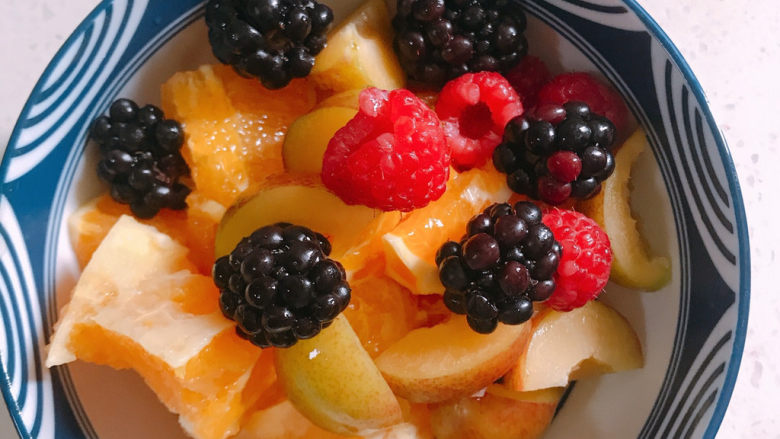 橙盅水果酸奶沙拉,所有水果切成适当大小放进碗里。