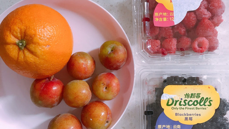 橙盅水果酸奶沙拉,选择自己喜欢的水果