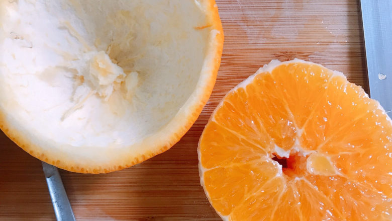 橙盅水果酸奶沙拉,<a style='color:red;display:inline-block;' href='/shicai/ 626'>橙子</a>对半切。然后用铁勺子挖出果肉。