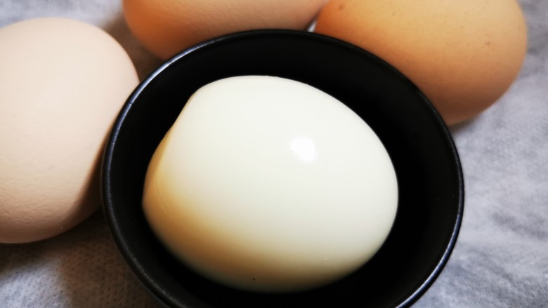 土鸡蛋桂圆枸杞红枣茶,清水煮鸡蛋7-8分钟，捞起过凉水，去壳备用