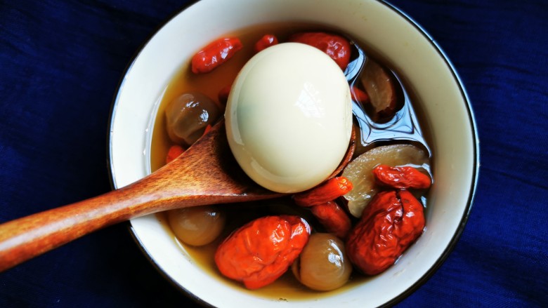 土鸡蛋桂圆枸杞红枣茶,养颜美肤。