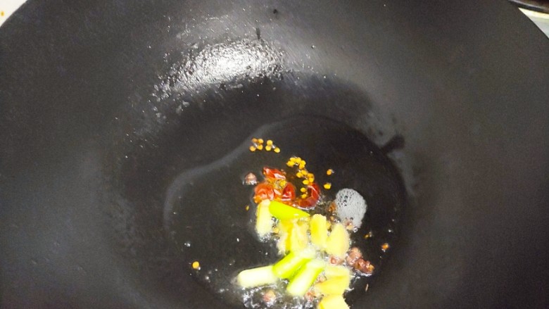 麻辣花蛤,接着放入葱、姜、麻椒继续爆香