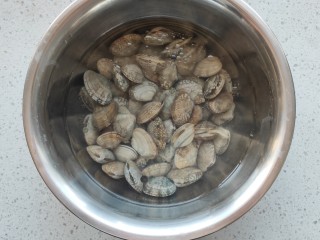 麻辣花蛤,花蛤放入清水中加入咸盐，滴几滴食用油，让其吐沙干净