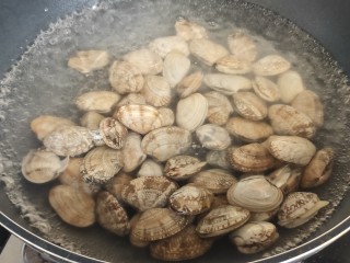麻辣花蛤,锅中烧开水，放入花蛤