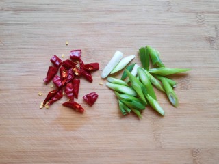 山药炒肉片,小葱和干红辣椒分别切成小段。