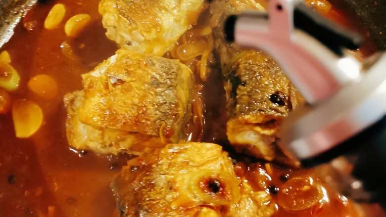 酱焖鲅鱼,煮制期间 将鱼翻面入味 煮至汤汁浓稠 鱼块完全成熟 烹入醋 
