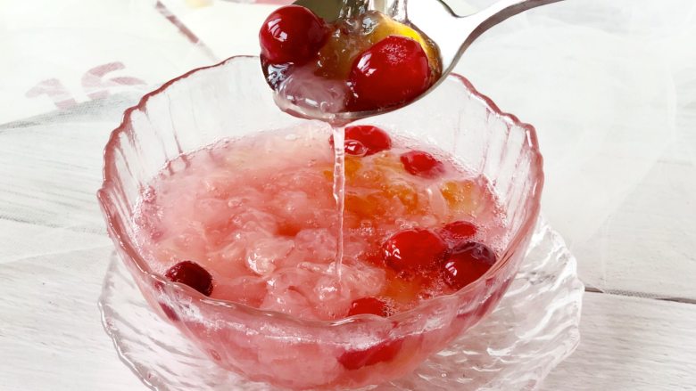 高颜值的蔓越莓银耳桃胶羹，美味美颜又滋润,拉丝的雪燕，软糯酸甜的口感，美美的喝起来吧！