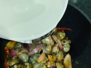 麻辣花蛤,炒一下，加入适量清水；