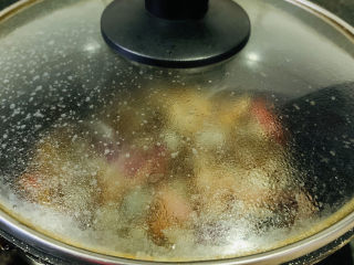 麻辣花蛤,盖住锅盖，焖一会；