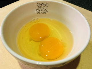 生蚝煎蛋,鸡蛋打入碗内；