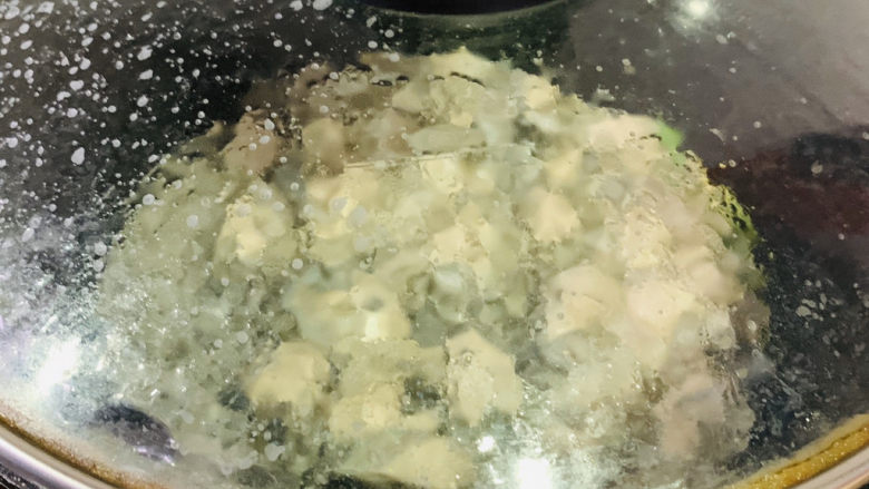 生蚝煎蛋,盖住锅盖，煎香，这时候很会溅，盖着转动锅；