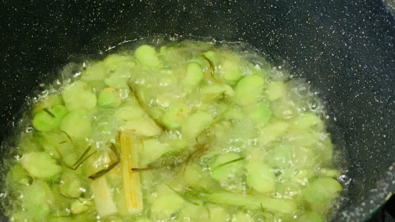 葱油蚕豆,打开锅盖；