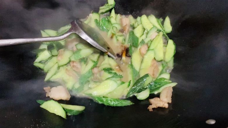 黄瓜炒肉片,加入蚝油翻炒均匀慢慢收汁。