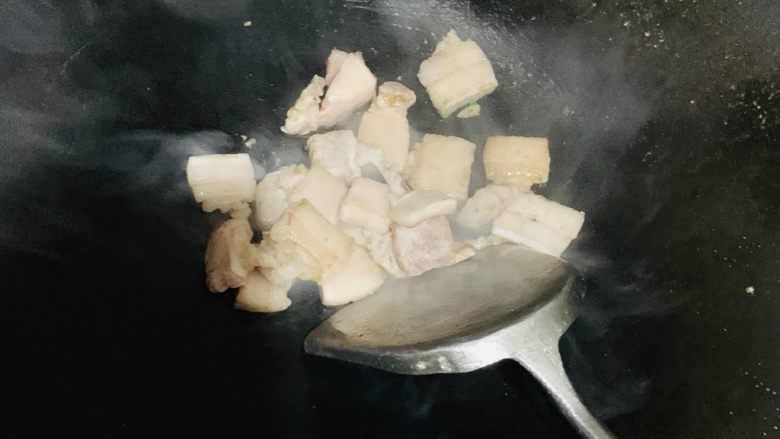 黄瓜炒肉片,猪肉表面没有看到水份后加入食盐，避免粘锅和加快出油。