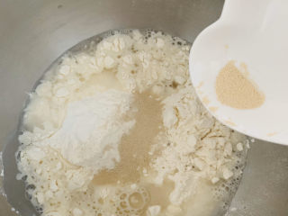 咖啡法棍🥖,将白鲨高筋面粉、水、酵母全部导入厨师机桶中。