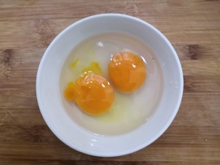 黄瓜木耳炒鸡蛋,鸡蛋，磕入碗中