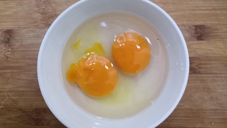 黄瓜木耳炒鸡蛋,鸡蛋，磕入碗中