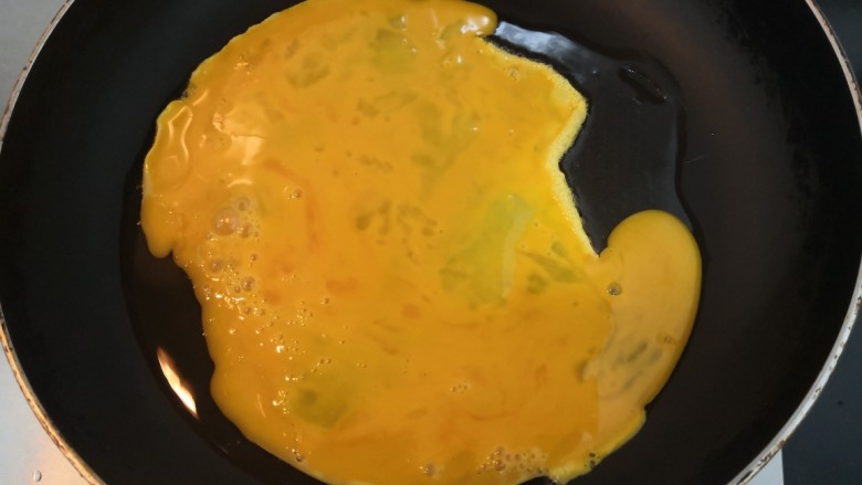 黄瓜木耳炒鸡蛋,倒入，鸡蛋液