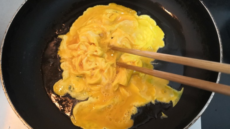 黄瓜木耳炒鸡蛋,鸡蛋液，底部凝固，用筷子划散