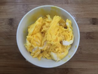 黄瓜木耳炒鸡蛋,鸡蛋断生，盛出备用