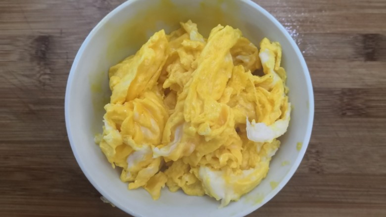 黄瓜木耳炒鸡蛋,鸡蛋断生，盛出备用