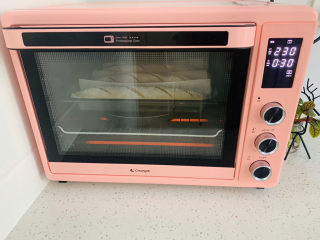 咖啡法棍🥖,烤箱上下火230度烤10分钟后取出下面的水盘，再继续烤10分钟。面包熟透即可出炉。