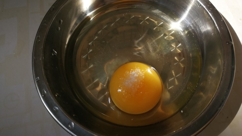 黄瓜木耳炒鸡蛋,放入少许盐用筷子打散均匀