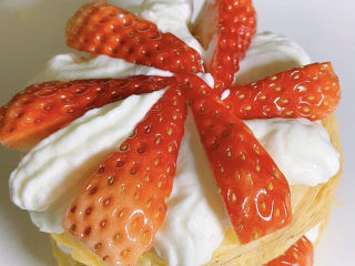拿破仑蛋挞,重复一层，挤上奶油，放上草莓