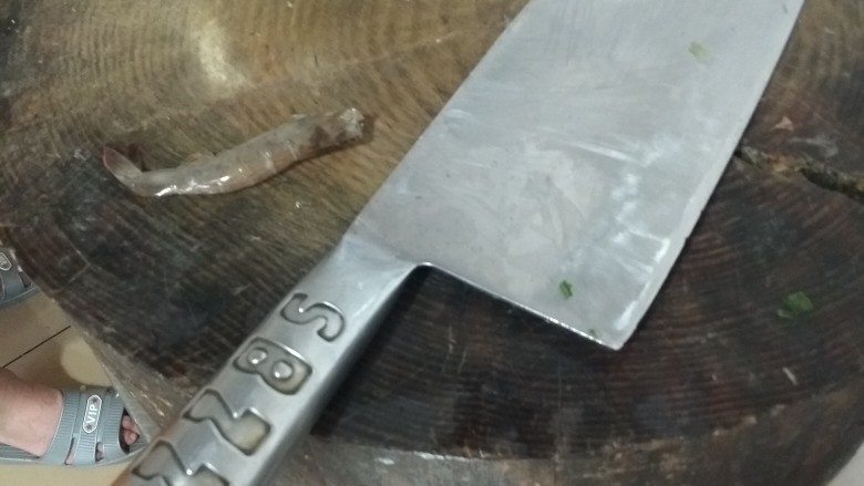 椒盐皮皮虾,用刀把虾的背上开上一刀，装盘备用