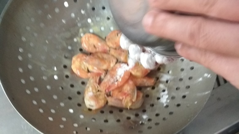 椒盐皮皮虾,在焯水的虾上撒上生粉，用手搅拌均匀备用