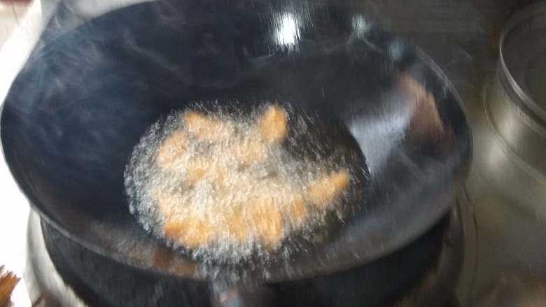 椒盐皮皮虾,在锅里倒一碗生菜仔油烧开，温度在180度以上，将调好生粉的虾倒入里面滚成金黄色捞出