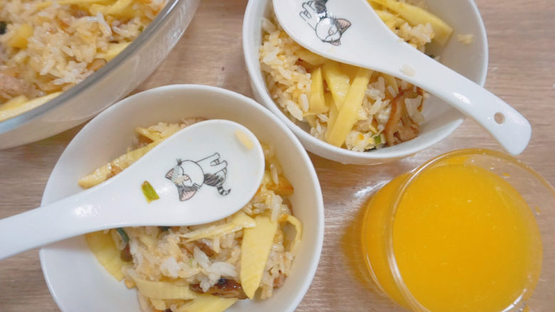 竹笋香菇虾米饭🍚,也可以加入米饭翻炒，就成了一碗美味的饭啦