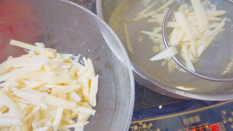 竹笋香菇虾米饭🍚,竹笋冷水下锅煮开即可捞上