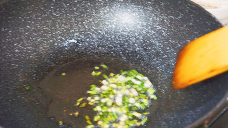 竹笋香菇虾米饭🍚,热锅下油，爆炒葱蒜