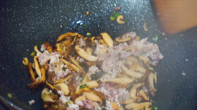 竹笋香菇虾米饭🍚,再放瘦肉