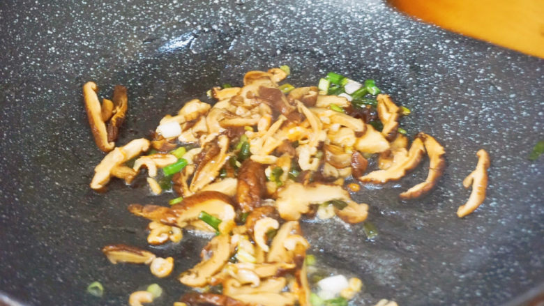 竹笋香菇虾米饭🍚,先爆炒香菇